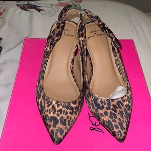 Betsy Johnson leopard print cylinder heeled pumps